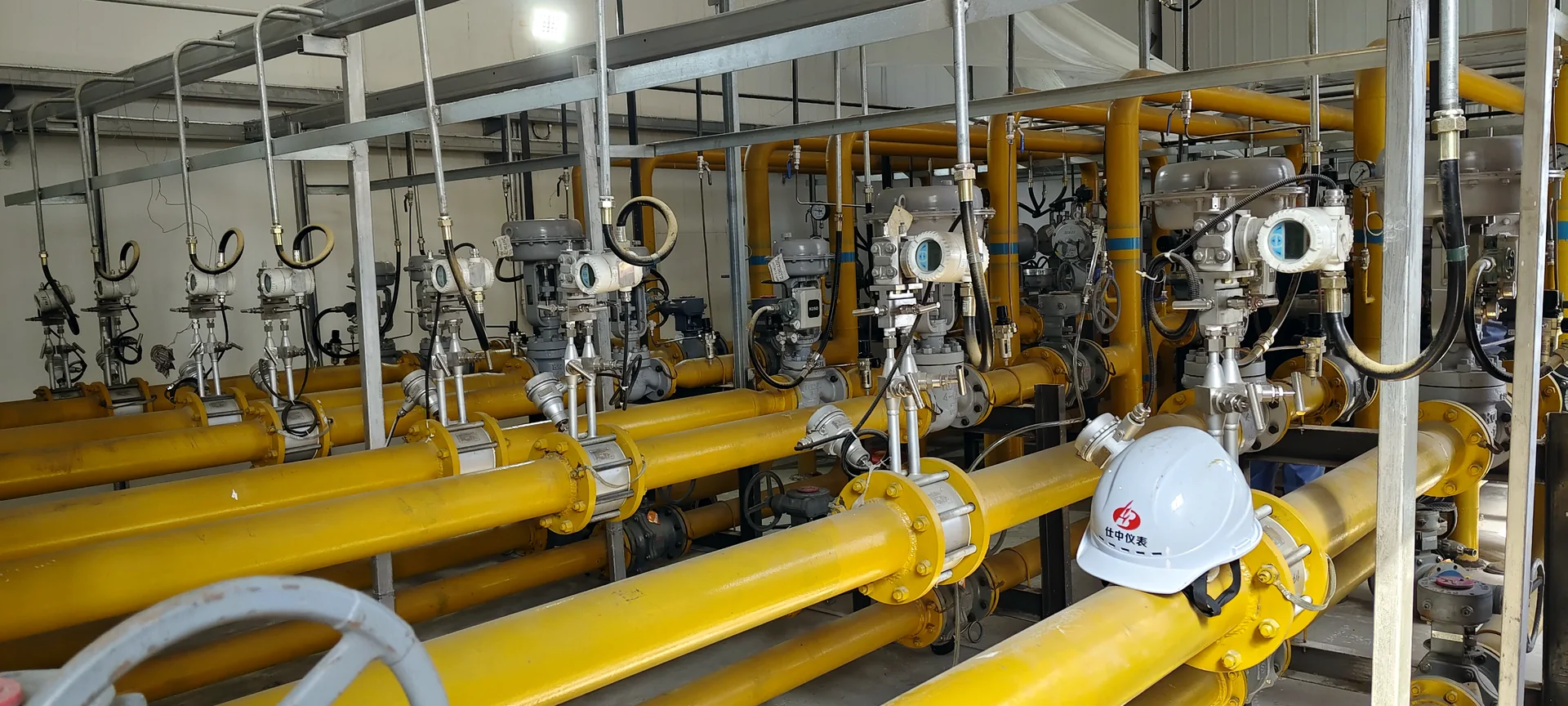 Multiple compact balanced flow meters installed on a natural-gas regulator and metering skid