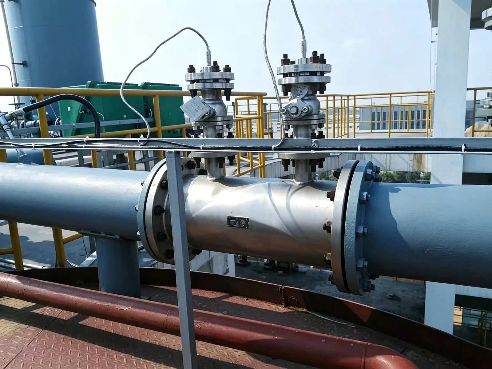 Flanged wedge flow meter installed on an outdoor refinery process line