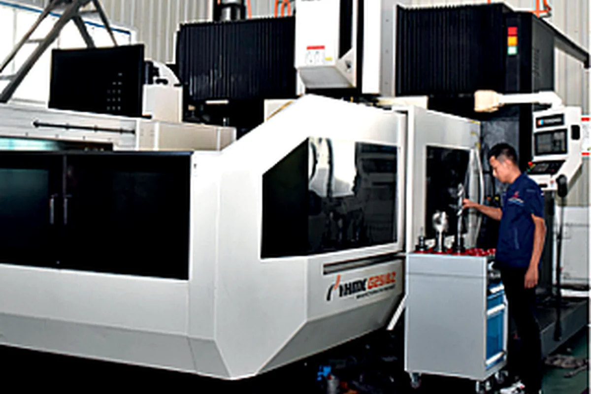 Precision CNC machining equipment at the Shizhong factory