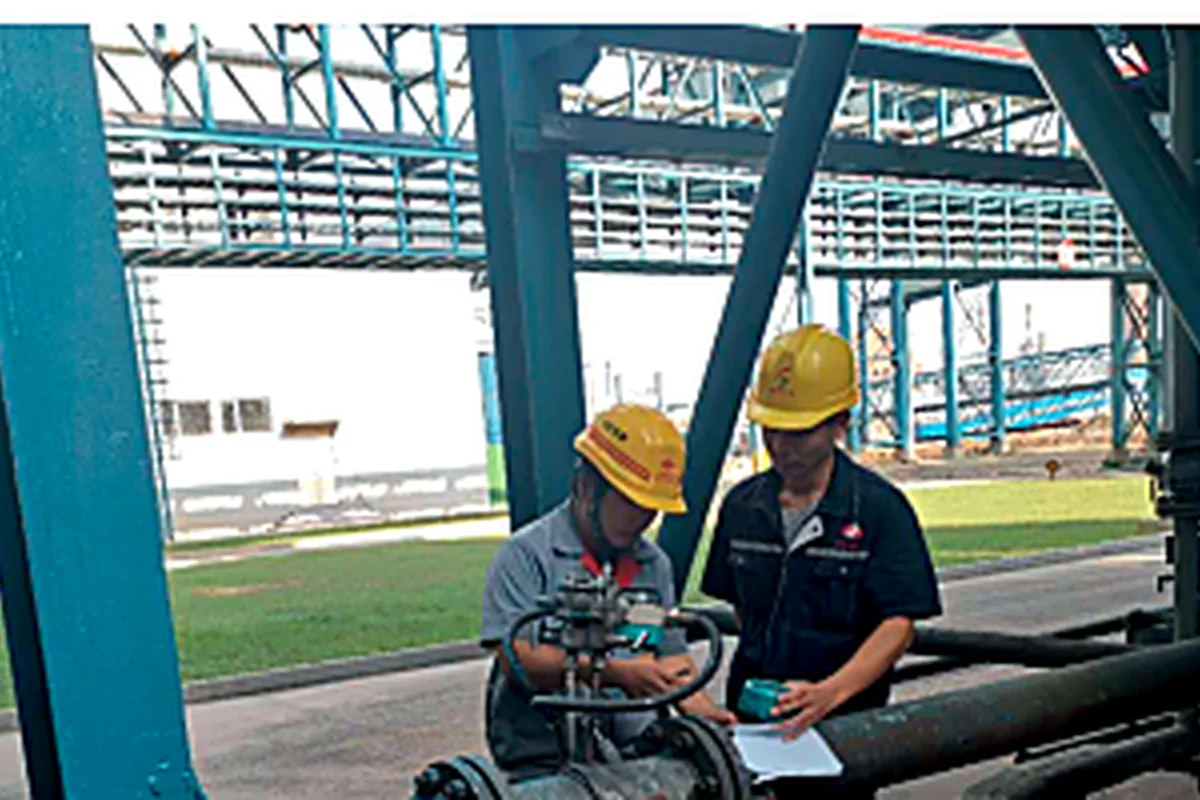 Field technicians configuring a balanced flow meter