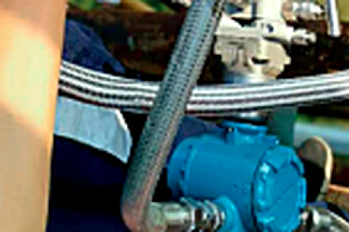 Installed differential pressure transmitter and impulse lines