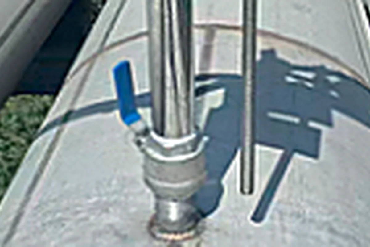 Averaging Pitot probe mounted in a process pipeline